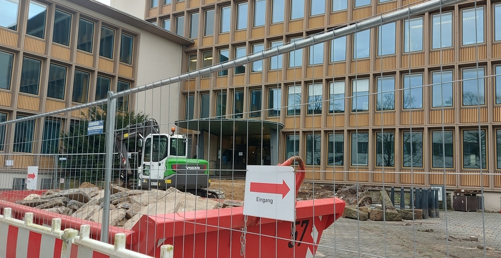Aufnahme der Baustelle vor dem Eingang des Fachgerichtszentrums Osnabrück